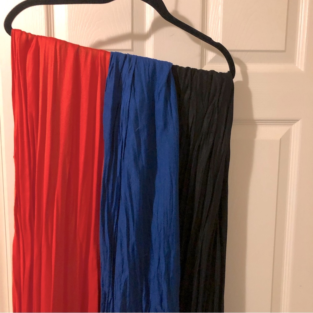 Set of 4 Women’a scarves.  Blue, Red, Black and Brown